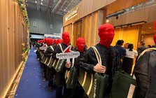 Hàng chục người mặc đồ đen, trùm kín mặt bằng vải đỏ xuất hiện tại TP.HCM: Chuyện gì đang xảy ra?