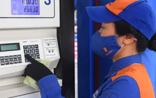 Đề xuất doanh nghiệp tự quyết định và công bố giá bán lẻ xăng dầu