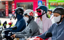 Người dân Hà Nội chống chọi nắng nóng hiếm gặp cuối tháng 9