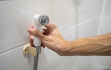Tại sao vòi xịt vệ sinh là "chân lý" ở Việt Nam nhưng lại biến mất ở các nước Âu Mỹ?