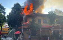 Hiện trường vụ cháy dữ dội tại quán bia trên phố Tăng Bạt Hổ, lửa bùng lên trùm kín tầng 3