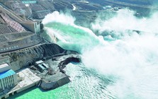 Đập thuỷ điện cao bằng toà nhà 80 tầng, công suất 750.000 kW hoàn thành, sản xuất gần 1,9 tỷ kWh điện/năm, xác
lập một kỷ lục thế giới