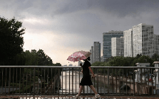 Buồn của người lao động tại nền kinh tế số 2 thế giới: 9 năm kinh nghiệm vẫn lo AI thay thế, nhân viên văn phòng tính chuyển lao động chân tay