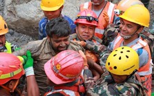 Phép màu: Vỡ oà khoảnh khắc giải cứu 2 công nhân còn sống trong hầm thuỷ điện ở Nepal 9 ngày sau thảm hoạ