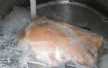 Cảnh báo: Cách rã đông thịt vi khuẩn “rất thích”, sinh sôi nhanh chóng