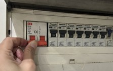 Ra khỏi nhà cả ngày có nên ngắt aptomat tổng không?
