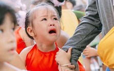Trẻ đi mẫu giáo sẽ khóc bao lâu? Cha mẹ đừng hoảng, nỗi lo xa cách thường trải qua 3 giai đoạn