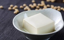 Vì sao đậu phụ càng trắng chưa chắc đã ngon ngậy bổ hơn?