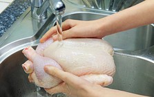 Lời khuyên cho những gia đình có thói quen rửa thịt gà dưới vòi nước trước khi nấu