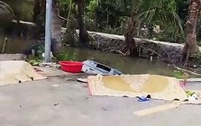Ô tô chở 5 người lao xuống mương, vợ chồng tử vong