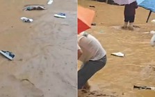 Hàng nghìn đôi giày trôi kín đường sau trận lũ ở Trung Quốc, người dân đổ xuống vớt, chủ xưởng thiệt hại hơn 100.000 NDT