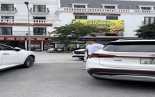 Đình Bắc điển trai bước xuống từ ô tô