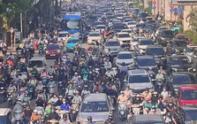 Kẹt cứng nhiều tuyến phố Hà Nội ngày đầu học sinh đến trường sau khai giảng