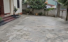 Vì sao ngày càng nhiều gia đình không còn làm sân hoàn toàn bằng bê tông? 2 lựa chọn mới vừa đẹp vừa giảm cảm giác nóng bí