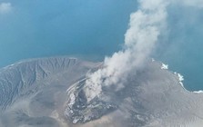 Núi lửa Anak Krakatau phun trào, 170.000 hành khách bị ảnh hưởng