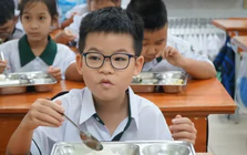 'Soi' bữa ăn bán trú đầu tiên của học sinh TPHCM sau sáp nhập trường lớp