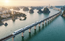 Không chỉ làm siêu đường sắt tốc độ 350km/h, tỷ phú Phạm Nhật Vượng còn cho xây 9 cầu vượt sông, 11 cầu cạn, dự kiến 2028 người Việt đi từ VEC tới Hạ Long chỉ mất 23 phút