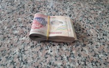 Nam sinh SN 2013 giao nộp cọc tiền 10.600.000 đồng cho công an, cơ quan chức năng khẩn trương xác minh