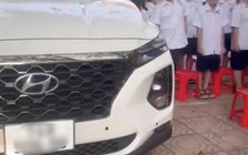 Ô tô đỗ chình ình cạnh nơi học sinh đang chào cờ ở Quảng Ninh: Là xe của hiệu phó, nhà trường nói gì?