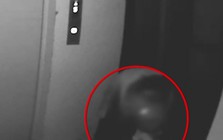 Người phụ nữ lắp camera hơn 2 tiếng, cảnh tượng ghi lại trong nhà khiến cô lập tức gọi cảnh sát