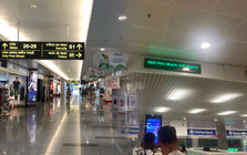 Sau chuyến bay dài về Hà Nội, dòng chữ ở khu nhập cảnh Nội Bài khiến nhiều người Việt thấy ấm lòng
