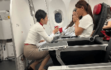 Giữa chuyến bay, nữ hành khách hoảng loạn cầu cứu: 2 nữ bác sĩ và tổ bay cùng làm một việc đặc biệt