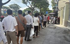 Sau khai giảng, phụ huynh TP.HCM vẫn xếp hàng mua sách giáo khoa cho con
