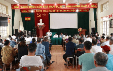 Người dân một xã ở Hà Nội đến nhà văn hóa nghe thông tin bồi thường, hỗ trợ, tái định cư với đất nằm trong phạm vi thu hồi làm dự án nhà ở xã hội
