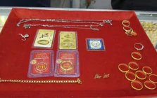Nhặt được nữ trang vàng từ thùng rác, cụ bà giao nộp công an