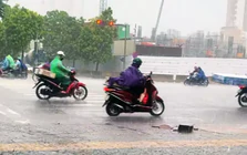 Vì sao Hà Nội mưa như trút, lốc sét?