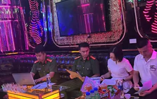 Kiểm tra quán Karaoke, phát hiện 4 cô gái múa khiêu dâm trong phòng VIP
