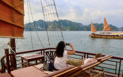 Chưa nghỉ lễ đã 'cháy' tour du thuyền vịnh Hạ Long