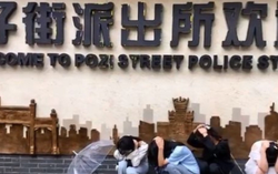 Khó hiểu giới trẻ Trung Quốc đua nhau đóng giả tội phạm bị bắt để chụp ảnh