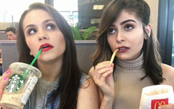 18 bức ảnh được 2 cô gái chụp suốt 18 năm cùng Starbucks và McDonald's, câu chuyện "giữ chuỗi" phía sau lại càng thú vị