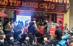 Tiệm báo hết vàng, khách vẫn xếp hàng dài chờ mua