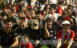 Nghìn người ngủ đêm trên hè phố chờ tổng duyệt diễu binh 30/4 ở TPHCM