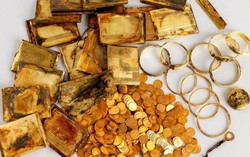 Đang đi bộ trên đồi, 2 du khách bất ngờ tìm thấy 3,7kg vàng và nhiều trang sức