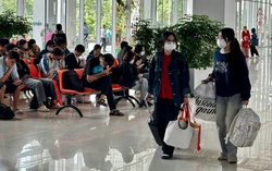 Từ trưa 29-4, người dân bắt đầu ùn ùn đổ về các bến xe lớn tại TP HCM