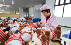 Hoạt động sản xuất Trung Quốc bất ngờ giảm xuống mức thấp nhất gần 2 năm giữa bão thuế quan