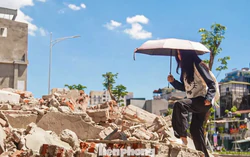 Ngổn ngang những đống phế thải trên Vành đai 1
