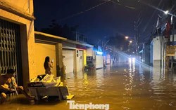 Hàng trăm nhà dân ở TPHCM ngập từ đêm đến sáng: 'Nước dâng nhanh, chỉ chưa đầy nửa giờ đã tràn vào'
