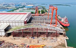 Cầu đi bộ hình lá dừa qua sông Sài Gòn dự kiến hợp long ngày 21/10