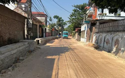 Hà Nội: Dở khóc dở cười bắc ván vào nhà vì cống thoát nước cao như 'tường thành'