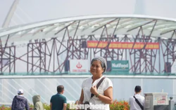 Người dân háo hức ngắm cầu đi bộ qua sông Sài Gòn sau hợp long