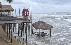 'Trận địa' nhà chồ, hàng quán sai phép lấn chiếm cảnh quan vịnh đẹp thế giới