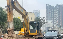 Xe cộ luồn lách giữa công trường Vành đai 2,5 Hà Nội