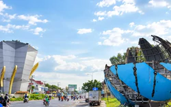 Tháo dỡ quả cầu thép 18 tấn ở cổng chào