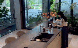 Ngôi nhà 450m2 của vợ chồng Hà Tĩnh như resort thu nhỏ: Khu vườn nhiệt đới bao quanh, cả căn nhà phủ 70% kính, góc nào cũng có view “triệu đô”