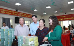 Thấy gì việc người dân nhận bao tải tiền bồi thường giải phóng mặt bằng?