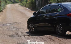 Đường sụp lún vì 300 xe chở đất phục vụ dự án sân bay Phù Cát